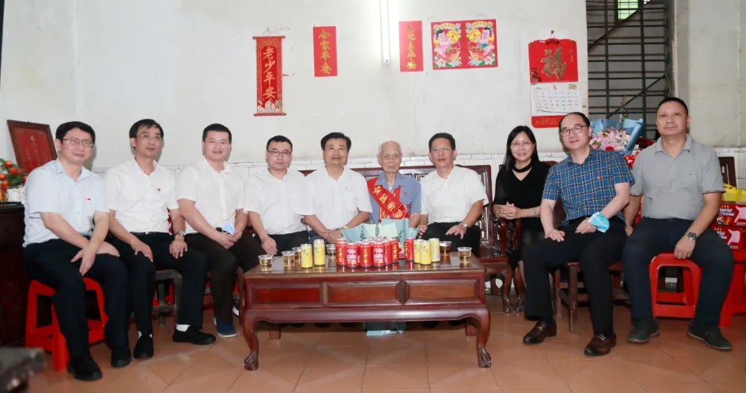 廣東省總工會領導慰問廣藥集團第一屆全國勞模陳雨池